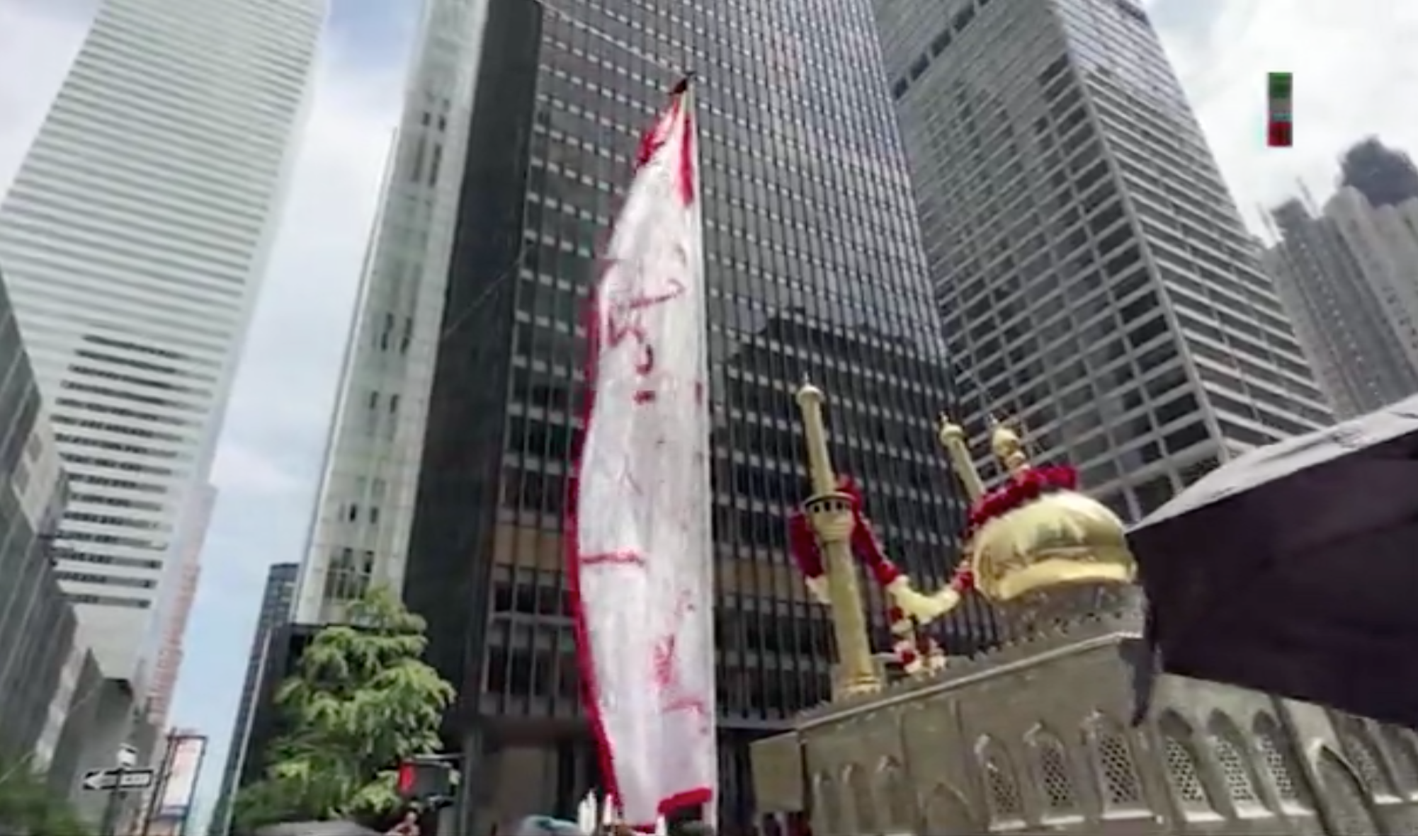 ببینید | برافراشته شدن بیرق‌های عزای سیدالشهدا در نیویورک